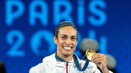 La boxeuse algérienne Imane Khelif décroche l'or lors des JO 2024, à Paris, le 9 août 2024. (AYTAC UNAL / ANADOLU / AFP)