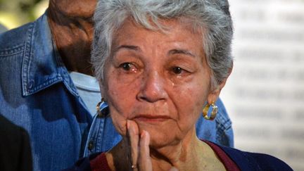 Les larmes d'une femme qui vient de rendre hommage à Fidel Castro, lundi 28 novembre 2016. Un deuil national a été décrété pendant neuf jours, après la mort du Lider Maximo. (ADALBERTO ROQUE / AFP)