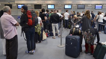 Des passagers attendent au comptoir Air France de l'a&eacute;roport de Marseille-Marignane, le 15 septembre 2014. (BORIS HORVAT / AFP)