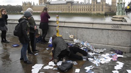 Une femme au chevet d'une victime de l'attaque de Londres, le 22 mars 2017.&nbsp; (? TOBY MELVILLE / REUTERS / X90004)