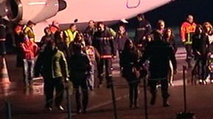 Arrivée des rescapés à l'aéroport de Bergerac vers 1h du matin. (France 2)