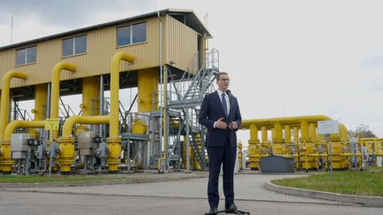 Le Premier ministre polonais Mateusz Morawiecki&nbsp;tient une conférence de&nbsp;presse sur l'arrêt du gaz en provenance de Russie à Rembelszczyzna près de Varsovie, le 27 avril 2022. (JANEK SKARZYNSKI / AFP)