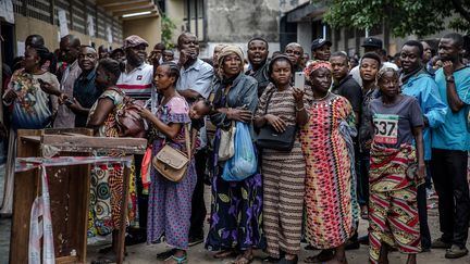 En République Démocratique du Congo, la queue des électeurs devant un bureau de vote pour le scrutin du 30 décembre 2018. (LUIS TATO / AFP)