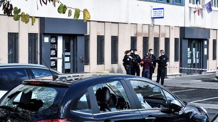 Des voitures endommagées par des tirs de mortier d'artifice à proximité du commissariat de Champigny-sur-Marne (Val-de-Marne), le 11 octobre 2020. (STEPHANE DE SAKUTIN / AFP)