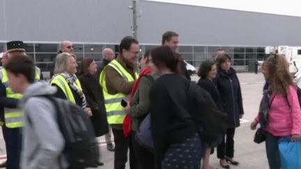 Les premiers ressortissants français qui vivaient au Soudan sont arrivés dans la matinée du mercredi 26 avril à l'aéroport de Roissy CDG, dans le Val-d'Oise. Sur place, le journaliste Jordan Klein explique que les humanitaires vont s'entretenir avec ces personnes. (FRANCE 2)