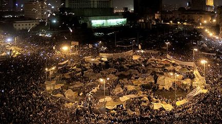 Le 11 février 2011, les manifestants égyptiens fêtent la démission d'Hosni Moubarak sur la Place Tahir du Caire. (AFP / MARCO LONGARI)