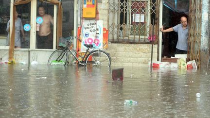 l'eau est montée jusqu'à deux mètres, recouvrant de nombreuses avenues et rues, empêchant les habitants de sortir de chez eux et obligeant de nombreux automobilistes à abandonner leur véhicule pour éviter le pire. Dans les provinces du Hebei, Henan et du Shaanxi, au moins 24 personnes ont trouvé la mort. Le Hebei est la plus durement touchée avec 14 morts et au moins 72 personnes portées disparues. Les précipitations ont fait sortir de leur lit tous les principaux cours d'eau de la région, et endommagé une dizaine de barrages ainsi que deux centrales hydrauliques, selon l'agence officielle Chine nouvelle. Ce qui à obligé environ 123.000 habitants à évacuer leur maison, selon le ministère des Affaires civiles,environ 7.000 logements ayant été détruits. Les inondations sont fréquentes lors de la mousson d'été dans le sud de la Chine, mais les précipitations ont été particulièrement intenses cette année. En juillet 2012, Pékin avait été balayée par les plus fortes précipitations depuis plus d'une soixantaine d'années, ce qui avait fait environ 80 morts. Fin juin et début juillet, de violentes précipitations se sont également abattues dans le centre et le sud de la Chine, provoquant des inondations quasi-historiques et meurtrières, notamment dans la métropole de Wuhan, capitale provinciale du Hunan (centre).  (STR/AFP)