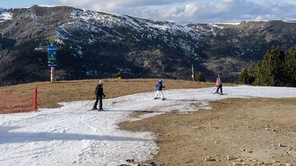 Les pistes faiblement enneigées de la station Ax 3 Domaines (Ariège), le 27 décembre 2022. (FREDERIC SCHEIBER / HANS LUCAS / AFP)