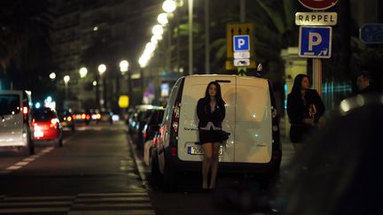 Des prostituées attendent des clients dans une rue de Nice, le 28 mars 2013. (illustration) (VALERY HACHE / AFP)