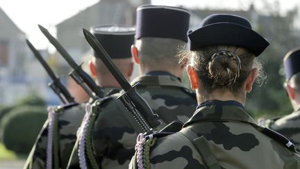 Des soldats durant une c&eacute;r&eacute;monie &agrave; Nantes (Loire-Atlantique), en mars 2010. (ALAIN LE BOT / PHOTONONSTOP / AFP)