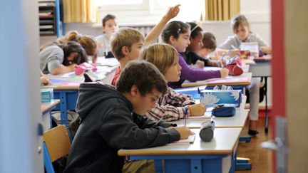 Des enfants install&eacute;s dans une classe d'une &eacute;cole primaire de Nantes (Loire-Atlantique), le 5 septembre 2011. (FRANK PERRY / AFP)