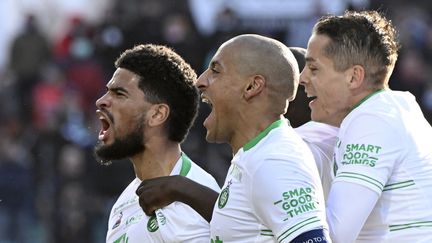 Les Stéphanois de Wahbi Khazri célèbrent leur victoire face à Clermont, le 13 février 2022. (THIERRY ZOCCOLAN / AFP)