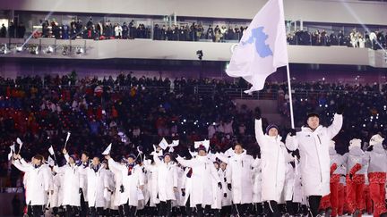 Les athlètes nord et sud-coréens défilent sous le même drapeau lors de l'ouverture des JO de ¨Pyeongchang, le 9 février 2018. (KYODO / MAXPPP)