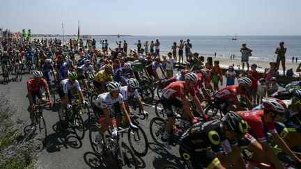 Le peloton du Tour de France 2018 s'élance au départ de La Baule (Loire-Atlantique), le 10 juillet 2018. L'arrivée est à Sarzeau (Morbihan). (PHILIPPE LOPEZ / AFP)