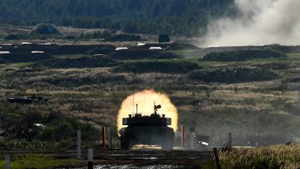 Un char d'assaut participe à la compétition de biathlon des chars d'assaut lors du 6e International Army Games 2020, dans un parc militaire près de Moscou, le 23 août 2020. (KIRILL KUDRYAVTSEV / AFP)