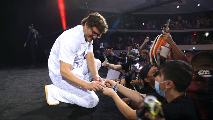 L'acteur Pedro Pascal en pleine séance de dédicaces avec des fans à la Star Wars Celebration en Californie, le 28 mai 2022. (JESSE GRANT / GETTY IMAGES NORTH AMERICA)