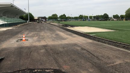 La piste olympique d'athlétisme pour le camp de base du Royaume-Uni en vue des JO 2024 est en cours de construction à Saint-Germain-en-Laye (Yvelines), jeudi 28 avril 2022. (EMMA SARANGO / RADIO FRANCE)