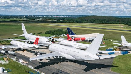 Sur l'aéroport de Tarbes où est implanté Tarmac Aerosave, deux A380 en attente de déconstruction. (TARMAC AEROSAVE)