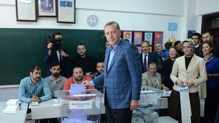 Le&nbsp;Premier ministre Recep Tayyip Erdogan vote, dimanche 30 mars, &agrave; Istanbul (Turquie).&nbsp; (METIN PALA / ANADOLU AGENCY / AFP)