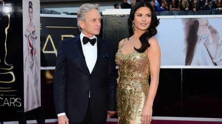 L'acteur Michael Douglas et l'actrice&nbsp;Catherine Zeta-Jones lors de la 85e c&eacute;r&eacute;monie des Oscars, le 24 f&eacute;vrier 2013 &agrave;&nbsp;Hollywood (Etats-Unis). (FREDERIC J. BROWN / AFP)