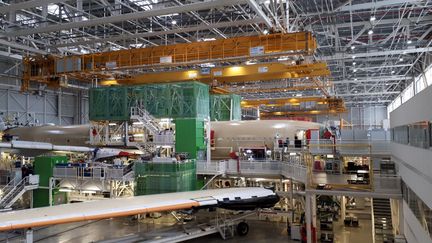 la chaîne d'assemblage de l'A350 à l'usine Airbus à Toulouse (Haute-Garonne). (PASCALE DANYEL / RADIO FRANCE)