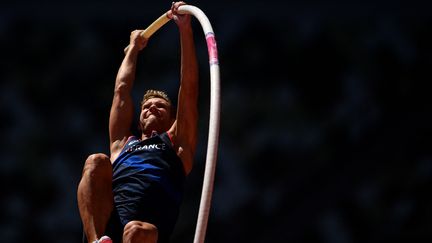 Le Français Kevin Mayer lors de l'épreuve du saut à la perche du décathlon, à l'occasion des Jeux de Tokyo, le 5 août 2021. (BEN STANSALL / AFP)