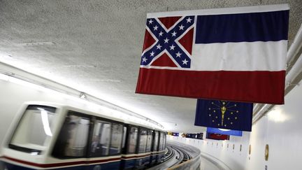 Le drapeau de l'Etat américain du Mississippi, qui incorpore l'étendard de la Confédération, flotte dans le métro à Washington, le 23 juin 2015. (JONATHAN ERNST / REUTERS)
