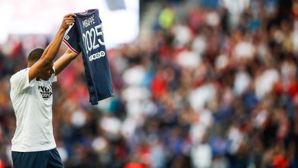 Kylian Mbappé avec un maillot spécial pour annoncer la signature de son nouveau contrat avec le PSG, avant le match de Ligue 1 de football Paris contre Metz au Parc des Princes à Paris, France, le 21 mai 2022. (MOHAMMED BADRA / MAXPPP)