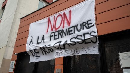 Une banderole de parents d'élèves dénonçant la fermeture de classes dans les écoles du 14e arrondissement de Paris, le 17 février 2023. (RICCARDO MILANI / HANS LUCAS / AFP)
