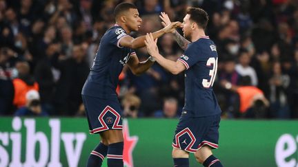 Kylian Mbappé et Lionel Messi, auteurs d'un superbe match face à Leipzig, en ligue des champions, mardi 19 octobre. (FRANCK FIFE / AFP)