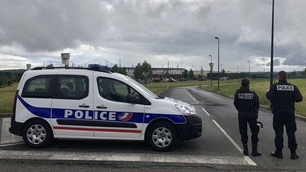 Des policiers devant le centre pénitentiaire lors de la prise d'otages. (DELPHINE LE NORMAND / MAXPPP)