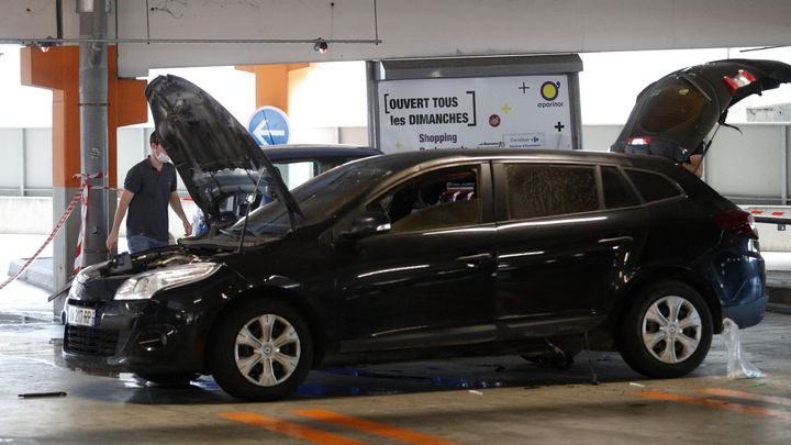 La voiture dans laquelle le commando a pris la fuite, abandonnée dans un parking du centre commercial O'Parinor, à Aulnay-sous-Bois (Seine-Saint-Denis), le 1er juillet 2018. (GEOFFROY VAN DER HASSELT / AFP)