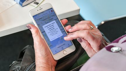 Les Français consultent leur téléphone 27 fois par jour, en moyenne. (JENS KALAENE / DPA-ZENTRALBILD)