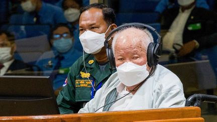 L'ancien dignitaire khmer rouge&nbsp;Khieu Samphan assiste au prononcé du verdict dans son procès en appel, le 22 septembre 2022, à Phnom Penh (Cambodge). (NHET SOK HENG / EXTRAORDINARY CHAMBERS IN THE COURTS OF CAMBODIA (ECCC) / AFP)