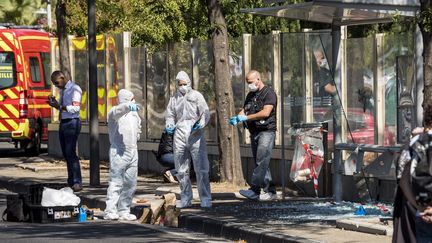 Des policiers&nbsp;inspectent&nbsp;la zone où une femme a été&nbsp;renversée par une voiture, le 21 août 2017, à Marseille (Bouches-du-Rhône).&nbsp; (FABIEN COURTITARAT / HANS LUCAS / AFP)