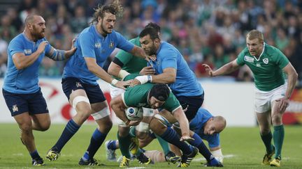 L'Irlandais Sean O'Brien plaqu&eacute; par la d&eacute;fense italienne, le 4 octobre 2015 &agrave; Londres (Royaume-Uni). (ADRIAN DENNIS / AFP)