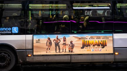 Un bus de la ligne 46 surchargé le 11 décembre 2016 à Paris. (XOSE BOUZAS / HANS LUCAS)