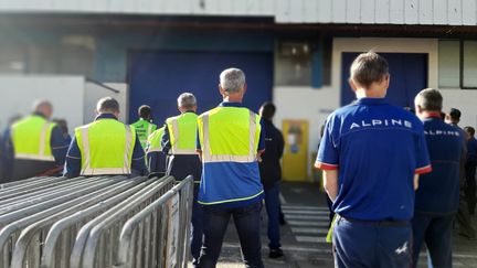 Les salariés de l'usine Renault de Dieppe, à qui on vient d'annoncer le plan d'économie du groupe, le 29 mai 2020. (VALENTIN DUNATE / RADIO FRANCE)