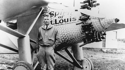 Charles Lindbergh aux côtés de son appareil, "Spirit of St Louis", le 31 mai 1927, quelques jours après son exploit. (GETTY IMAGES)