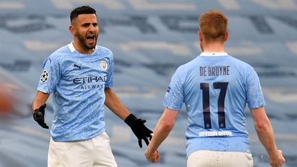 Riyad Mahrez et Kevin De Bruyne, deux des artisans majeurs du sacre de City en Premier League, ici lors de la demi-finale de Ligue des champions contre Paris le 4 mai 2021. (PAUL ELLIS / AFP)