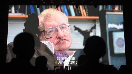 Des participants écoutent un discours enregistré par le physicien britannique Stephen Hawking sur l'intelligence artificielle à la Conférence mondiale sur l'Internet mobile (GMIC) à Beijing, Chine), le 27 avril 2017. (GREG BAKER / AFP)