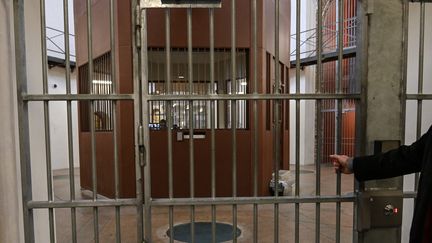 Un gardien de prison ferme une porte dans un couloir de la prison de la Santé à Paris, le 3 novembre 2020. (BERTRAND GUAY / AFP)