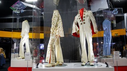 Costumes de scène d'Elvis Presley exposés à l'O2 Arena, à Londres (11 décembre 2014)
 (Tolga Akmen / Anadolu Agency / AFP)