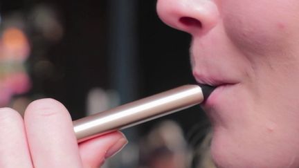 Les puffs, ces cigarettes électroniques jetables, prisées des adolescents, sont accusées de représenter une porte d'entrée vers le tabagisme. Elles vont devenir interdites en France.