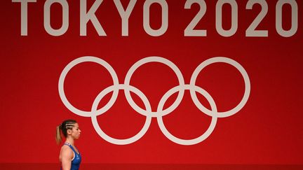 Anaïs Michel, septième des Jeux olympiques de Tokyo en haltérophilie le 24 juillet 2021, est rentrée deux jours plus tard à Paris. (VINCENZO PINTO / AFP)