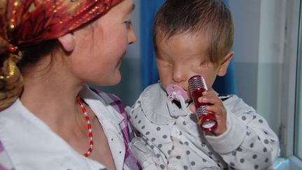 Marwanijun et sa m&egrave;re, dans un h&ocirc;pital d'Urumqi, en Chine. (QUIRKY CHINA NEWS / SIPA)