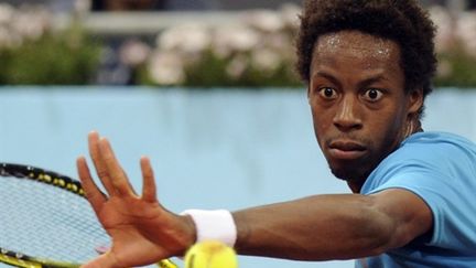 Gaël Monfils fixe la balle ! (DOMINIQUE FAGET / AFP)