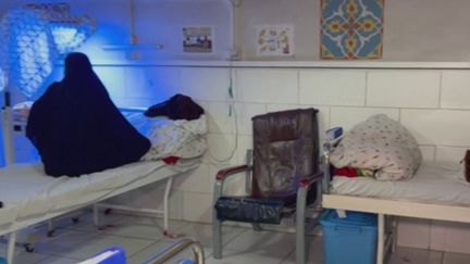 Depuis l'arrivée des talibans au pouvoir en Afghanistan, en août 2021, la situation des femmes s'est encore plus détériorée. Dans une petite maternité du pays, les capacités d'accueil sont réduites. Les femmes meurent parfois en donnant la vie. (FRANCEINFO)