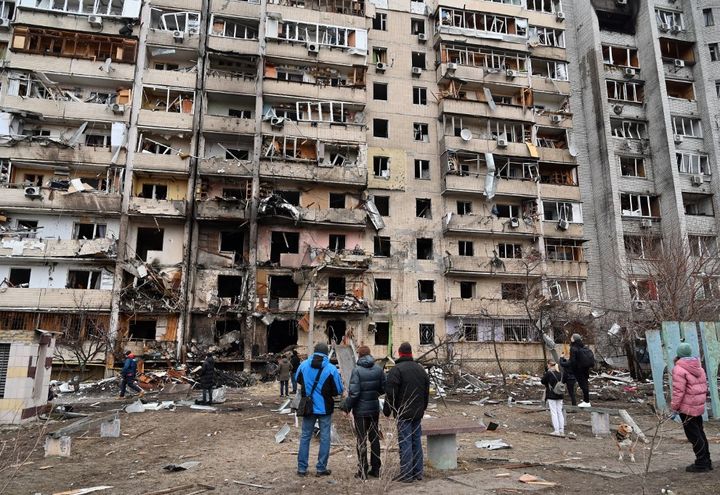 D'importants&nbsp;dégâts dans la rue Koshytsa, dans&nbsp;la banlieue de Kiev, le 25 février 2022. (GENYA SAVILOV / AFP)