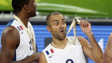 Les Fran&ccedil;ais Tony Parker (D) et Florent Pi&eacute;trus c&eacute;l&egrave;brent leur titre de champions d'Europe de basketball &agrave;&nbsp;Ljubljana (Slov&eacute;nie), le 22 septembre 2013. (DARKO BANDIC / AP / SIPA)